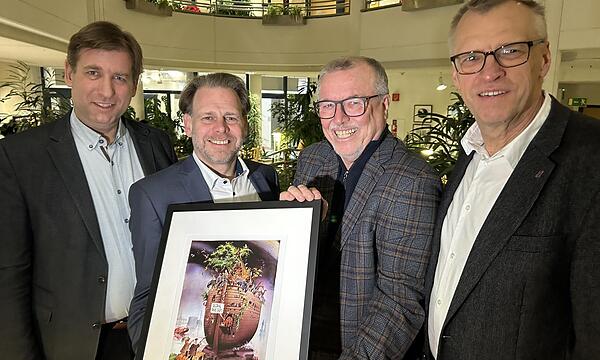 Landrat Hermann Ulm, Klinik-Geschäftsführer Sven Oelkers, Professor Dr. Gerhard Seitz und Rechtsanwalt Robert Glenk von der Fördergesellschaft Klinikum Fränkische Schweiz (von links) bei der Eröffnung der Ausstellung.