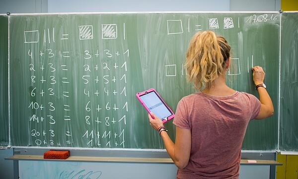 Lehrerin im Matheunterricht