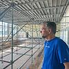 Bürgermeister Karsten Fischkal an der Dauerbaustelle im Schulschwimmbad in Adelsdorf.