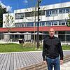Jürgen Poppendörfer, Direktor der Mittelschule in Burgebrach,  vor dem Neubau