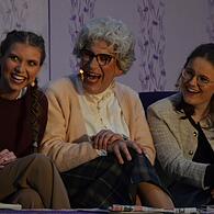„Der eingebildete Kranke“: Angie, Toni und Kleo lachen sich schief über diesen Amrock als Möchtegern-Schönheitschirurg.