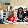 Kursleiterin Li-Lin Hummitzsch (2. von rechts) zeigt den Teilnehmern des Sushi-Kochkurses die Handgriffe. Die Teilnehmer des Volkshochschulkurses „Sushi“ lernten 2023 Schritt für Schritt alles über das Trendgericht aus Japan. Auch heuer ist der Ku... Kursleiterin Li-Lin Hummitzsch (2. von rechts) zeigt den Teilnehmern des Sushi-Kochkurses die Handgriffe. Die Teilnehmer des Volkshochschulkurses „Sushi“ lernten 2023 Schritt für Schritt alles über das Trendgericht aus Japan. Auch heuer ist der Ku...