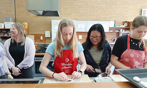 Kursleiterin Li-Lin Hummitzsch (2. von rechts) zeigt den Teilnehmern des Sushi-Kochkurses die Handgriffe. Die Teilnehmer des Volkshochschulkurses „Sushi“ lernten 2023 Schritt für Schritt alles über das Trendgericht aus Japan. Auch heuer ist der Ku...
