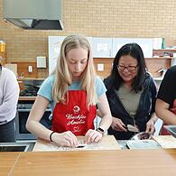Kursleiterin Li-Lin Hummitzsch (2. von rechts) zeigt den Teilnehmern des Sushi-Kochkurses die Handgriffe. Die Teilnehmer des Volkshochschulkurses „Sushi“ lernten 2023 Schritt für Schritt alles über das Trendgericht aus Japan. Auch heuer ist der Ku...