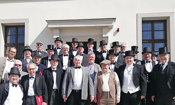Die Sänger freuen sich auf einen lauschigen, musikalischen Abend.