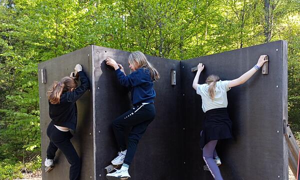 Die Schüler der 6. Klasse der Waldorfschule im Kulmbacher Land trainieren auf dem Trimm-Dich-Pfad für das Spartan Race.