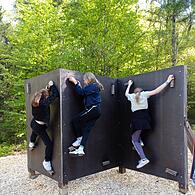 Die Schüler der 6. Klasse der Waldorfschule im Kulmbacher Land trainieren auf dem Trimm-Dich-Pfad für das Spartan Race.