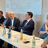 Gute Laune bei der Vorstellung des Programms für die Spielzeit 2025/2026 (von links): Generalmusikdirektor Daniel Carter, kaufmännischer Direktor Bernd Vorjans, Intendant Neil Barry Moss, Oberbürgermeister Dominik Sauerteig und Schauspieldirektor Matthias Straub. Nicht im Bild: Ballettdirektor Mark McClain.