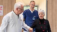 Erika Longino ist noch etwas unsicher auf den Beinen. Prof. Dr. Sebastian Kerber und Dr. Jan Kikec stehen ihr zur Seite. Erika Longino ist noch etwas unsicher auf den Beinen. Prof. Dr. Sebastian Kerber und Dr. Jan Kikec stehen ihr zur Seite.