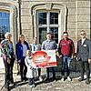 Die Spendenübergabe der Freiwilligen Feuerwehr Schwarzenbach an die Behindertenhilfe.