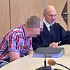 Der wegen Körperverletzung mit Todesfolge verurteilte 38-Jährige hatte zu Prozessbeginn über seinen Anwalt Till Wagler (rechts) eine Erklärung verlesen lassen. Er war geständig. Der wegen Körperverletzung mit Todesfolge verurteilte 38-Jährige hatte zu Prozessbeginn über seinen Anwalt Till Wagler (rechts) eine Erklärung verlesen lassen. Er war geständig.