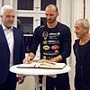 Der Karatekämpfer und Weltmeister Dorin Adam (Mitte) trug sich im Beisein seines Trainers Veysel Elkol (rechts) und von Bürgermeister Timo Ehrhardt (links) in das Goldene Buch der Stadt Ludwigsstadt ein. Der Karatekämpfer und Weltmeister Dorin Adam (Mitte) trug sich im Beisein seines Trainers Veysel Elkol (rechts) und von Bürgermeister Timo Ehrhardt (links) in das Goldene Buch der Stadt Ludwigsstadt ein.