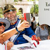 Mitten im Getümmel: Ludwig Büchner lässt bei der Autogrammstunde im Kurgarten ein Selfie mit sich machen.