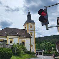 In Hassenberg steht seit Ende Mai endlich die Ampel, die den Verkehr rund um die scharfe Kurve zwischen Lindenallee und Schloßberg entschärfen soll. Doch der Verkehr von oben kann je nach Standpunkt schon mal sehr lange auf freie Fahrt warten.