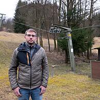Matthias Adrian vom Arnsberglift blickt frustriert auf einen Winter ohne Schnee zurück.