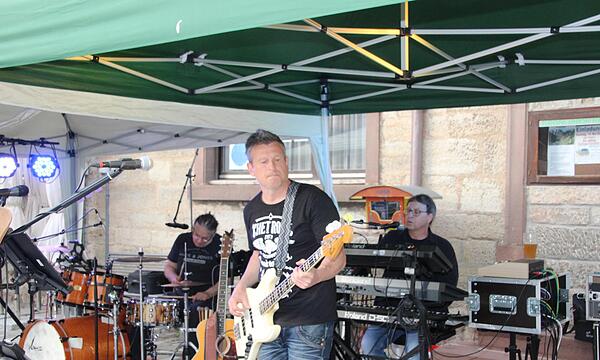 Musiker „in action“ (v. l.) George Uebel, Jo Lutz und Felix Schramm von „Lay Out“.