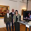 Die Videoinstallation von Kuratorin und Künstlerin Eleonora Cagol – hier mit Museumsdirektor Fabian Ludovico (links) und Bürgermeister Wolfang Metzner – steht im Dialog mit alten Meistern im Raum „Mythen und Allegorien“.