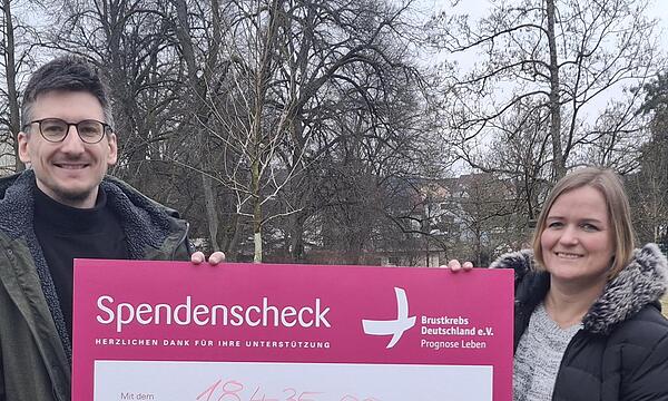 Bei der Spendenübergabe: Bad Brückenaus Bürgermeister Jan Marberg und Doreen Manß von der Tourist Information.