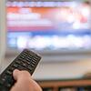 Vor dem Fernseher