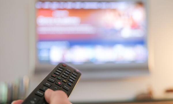Vor dem Fernseher