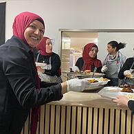 Zum Fastenbrechen nach Sonnenuntergang, Iftar genannt, erscheinen zahlreiche Gäste. Dafür muss einiges vorbereitet werden.