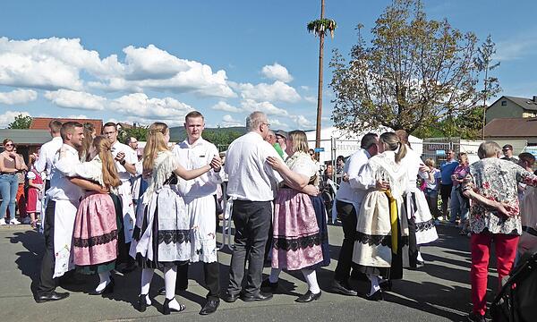 Auf der Musikerkirchweih in Weilersbach werden die Bräuche gepflegt wie hier beim Betzenaustanzen 2024.