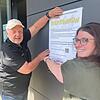 Eine Stadt auf der Suche nach einer Königin: Karsten Wiese vom Kellerbergverein und Stadtmarketing-Managerin Annja Hermann beim Plakate aufhängen.