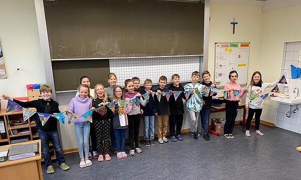 Eine kunterbunte Wimpelkette ganz im Stil des amerikanischen Künstlers James Rizzi hat die Klasse 4a der Julius-von-Soden-Schule Sassanfahrt ins Rennen geschickt.   Sie  hat damit den 2. Platz im Teamwettbewerb gewonnen.
