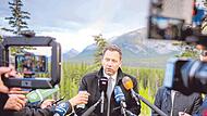 Es ist die erste große Reise von Finanzminister Lars Klingbeil. In Kanada spricht er locker auf Englisch mit seinen Amtskollegen, auch die Presse hat Interesse.