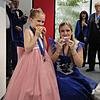 Coburger Mohr Kinderprinzessin Lotta I. und Gardekönigin Kristin I. stärken sich in der Tageblatt-Redaktion mit einem Krapfen.