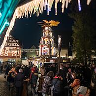 20 Buden gruppieren sich beim Forchheimer Weihnachtsmarkt in der Altstadt in der Sattlertorstraße.