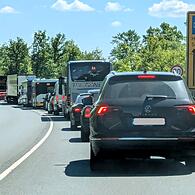 Kurz nachdem die Vollsperrung auf der B505 aufgehoben worden war, hat es sich am Freitag, 9. Mai 2025, vor der Brücke auf der B22 bei Strullendorf gestaut. Danach wurde auch diese Strecke voll gesperrt.