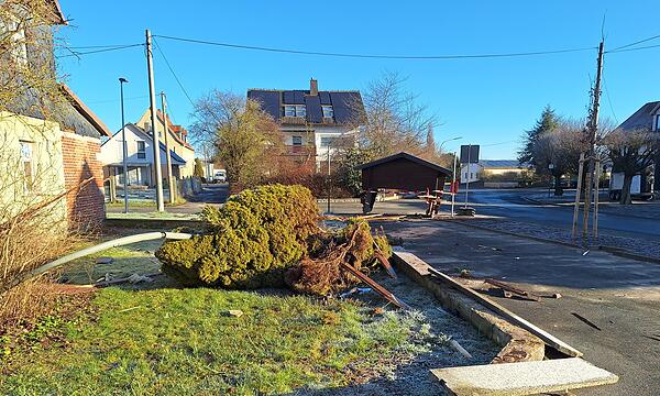 Pkw rammt Bushäuschen in Neustadt bei Coburg