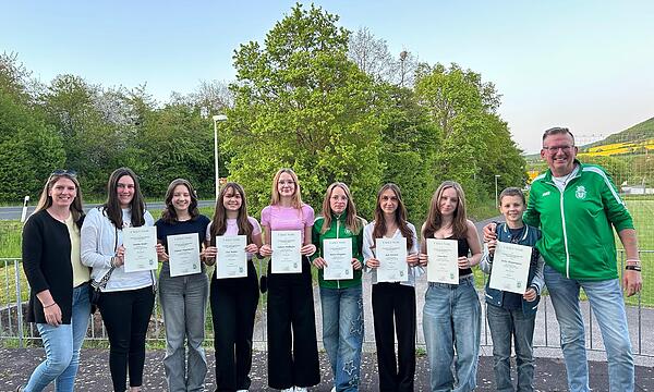 Ehrungen bei der EU-KA-GE: (von links) Jasmin Erhard, Emilia Röder, Hanna Huppmann, Eva Wieber, Samira Hallhuber, Marie Klingspies, Jule Zirwick, Lina Betz, Felix Huppmann und Dieter Diez.