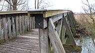 Die 1995 in Höchstadt errichtete Holzbrücke für Fußgänger und Radler über die Aisch muss erneuert werden. Die Schäden sind so groß, dass eine Sperrung droht. Die 1995 in Höchstadt errichtete Holzbrücke für Fußgänger und Radler über die Aisch muss erneuert werden. Die Schäden sind so groß, dass eine Sperrung droht.