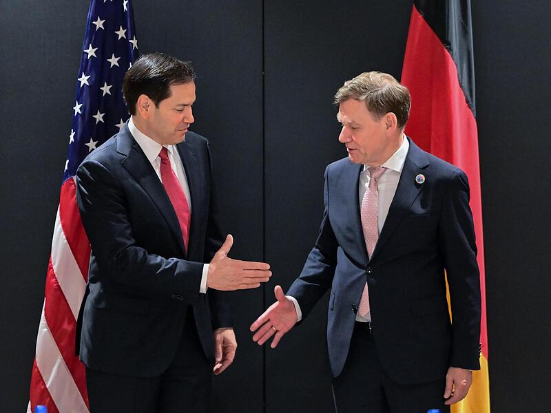 Bundesaußenminister Johann Wadephul (rechts) dürfte mit seinem amerikanischen Amtskollegen  Marco Rubio in Brüssel auch über die deutschen Verteidigungsausgaben gesprochen haben.