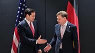 Bundesaußenminister Johann Wadephul (rechts) dürfte mit seinem amerikanischen Amtskollegen  Marco Rubio in Brüssel auch über die deutschen Verteidigungsausgaben gesprochen haben.