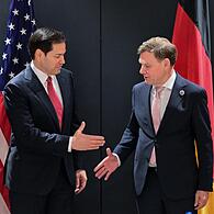 Bundesaußenminister Johann Wadephul (rechts) dürfte mit seinem amerikanischen Amtskollegen  Marco Rubio in Brüssel auch über die deutschen Verteidigungsausgaben gesprochen haben.