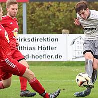 Lars Stussak (rechts) vom FC Sand kommt gegen die Altbessinger Abwehrspieler Peter Reitz (links) und Manuel Burkard zum Abschluss. Die Sander gewinnen ihr Bezirksliga-Heimspiel gegen die DJK.