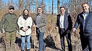 Forstarbeiter Johann Derewjankin (v. li.), stellvertretende Geschäftsleiterin Sabrina Schäfer, Bürgermeister Harald Hofmann sowie Jürgen Wagenpfahl und Michael Hein (beide Raiffeisenbank) freuen sich über die Aufforstung.