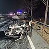 Ein Bild der Zerstörung auf der B 4 bei Untersiemau. Dort hat es einen schweren Verkehrsunfall gegeben.