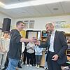 Die Schüler verabschiedeten ihren beliebten Rektor Hans-Peter Müller mit Wunschsteinen in den Ruhestand. Die Schüler verabschiedeten ihren beliebten Rektor Hans-Peter Müller mit Wunschsteinen in den Ruhestand.