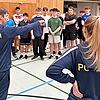 Die Polizei aus Bayreuth war vor Ort, um mit den zehnten Klassen einen Sport-Eignungstest durchzuführen.