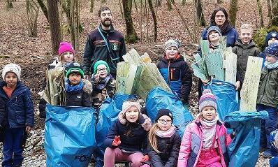 Grundschüler der 2. Klasse mit ihrer Ausbeute. Im Hintergrund Revierförster Daniel Schenk (AELF Bamberg) und die Weilersbacher Waldpädagogin Sibylle Appoldt.