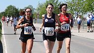 Die ersten drei der W55 zusammen auf der Strecke: Birgit Wilhelm (Mitte) gewinnt vor Silvia Michalka (li.) und Sandra Nossek vom TSV Staffelstein.