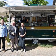 Diana Engelhardt-Zwetkow (Dritte von links), Ehemann Uwe Engelhardt (links) und Sohn Viggo Becht (hinten) freuten sich gemeinsam mit Haßfurts Zweitem Bürgermeister Norbert Geier (Zweiter von links) über die gelungene Eröffnung der mobilen Bar „Mai...