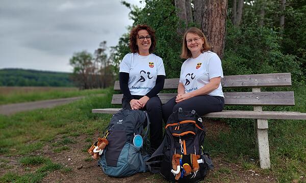 Auf dieser Parkbank in der Nähe der Strullendorfer Wasserwacht haben sich Anita Schäfer (rechts) und Heidi Deuß dazu entschlossen, am Mammutmarsch in Berlin teilzunehmen.