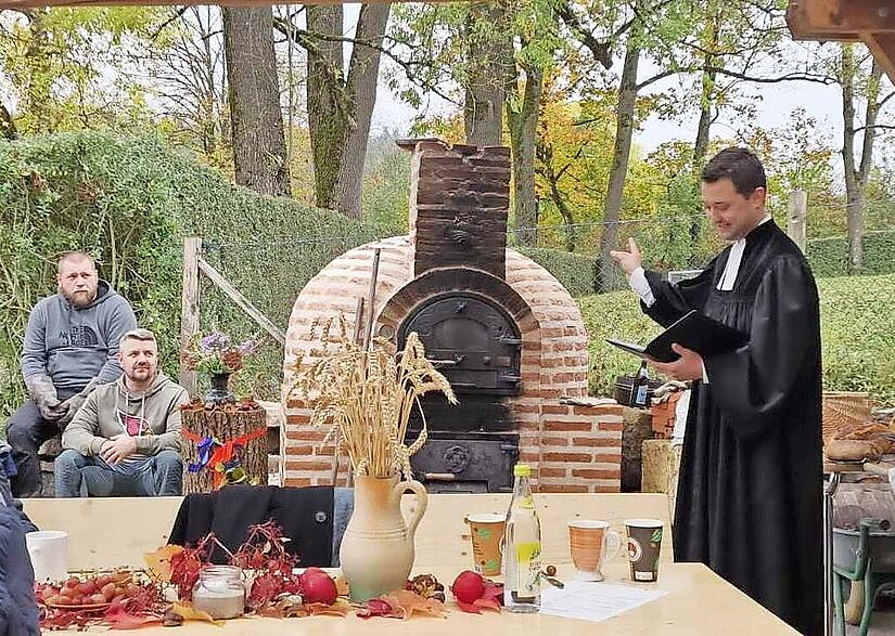 Pfarrer Sachsa Ebner bei der Segnung des Backofens.