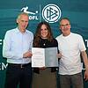 Die Geschäftsführerin der SpVgg Bayreuth, Nicole Kalemba, war mit ihrer Abschlussarbeit Jahrgangsbeste eines Management-Lehrgangs des DFB und der DFL. Geehrt wurde sie dafür von DFB-Geschäftsführer Andreas Rettig (rechts) und DFL-Leiter Ansgar Schwenken (links).