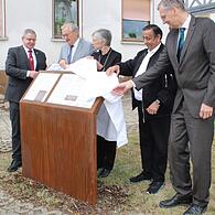 Enthüllung der Informationstafel in Rattelsdorf (v.l.): Bürgermeister Hans-Jürgen Scheerbaum, Bezirksheimatpfleger Professor Günter Dippold, Regionalbischöfin Berthild Sachs, Vorsitzender Erich Schneeberger (Verband der Sinti und Roma Bayern) und ...